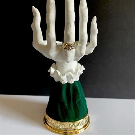 Wtich hand pedestal